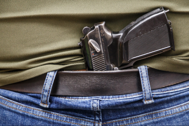 Петербуржец хвастался Сайгой и травматом в баре. А полиция уже искала карабин