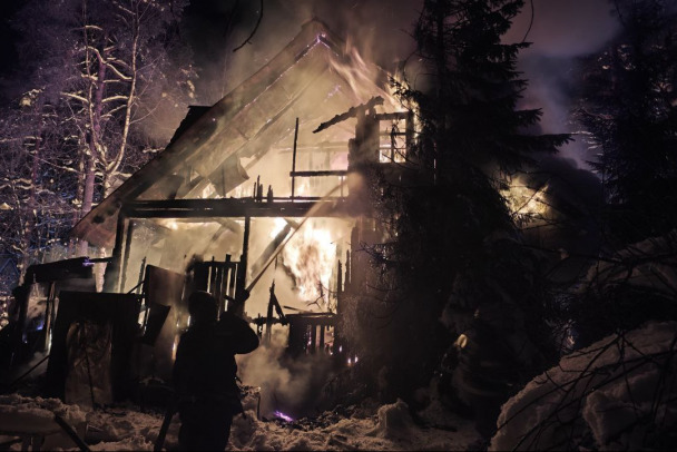 Фото и видео: Во Всеволожске огонь испепелил дом. Хозяина осматривают медики