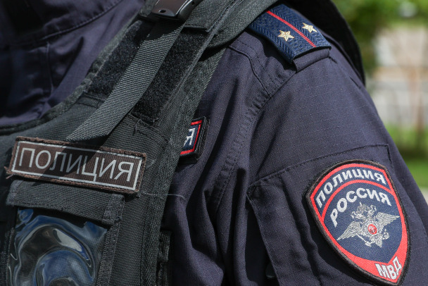 В Петербурге мужчина колотил трубой по машине коммунальщиков