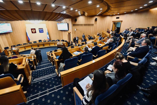 В администрации Ленобласти повышают зарплату