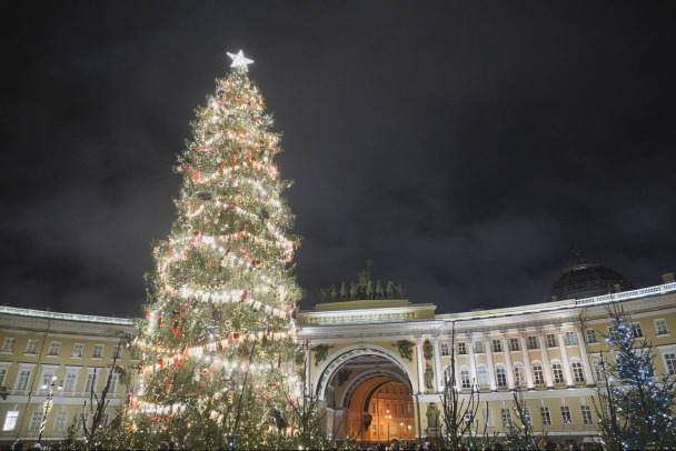 Пусть новогоднее настроение продлится. Елка на Дворцовой площади в Петербурге еще постоит