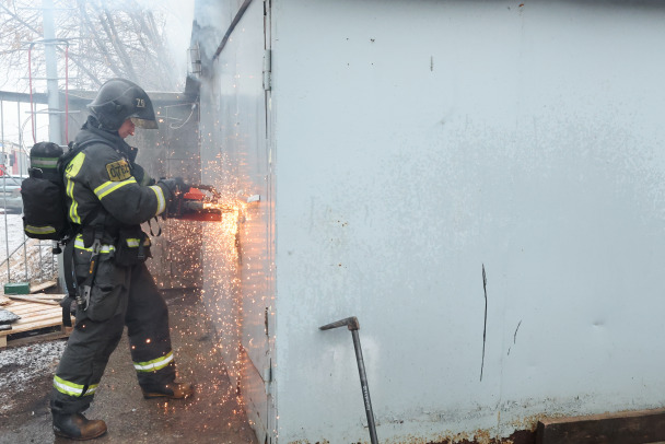 Под Волховом сгорел гараж с Ниссаном