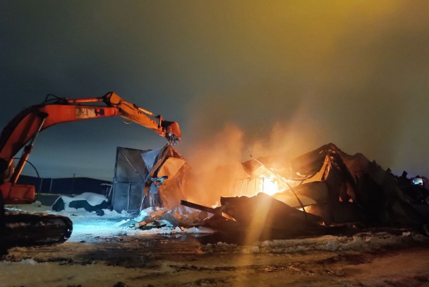 Под Колтушами потушили пожар. От ангара мало что осталось - фото