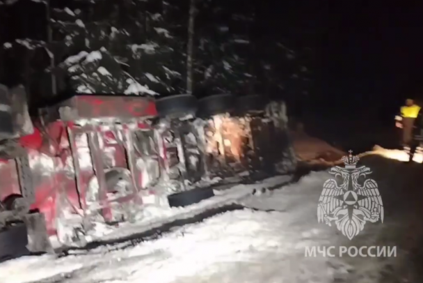 Под Тихвином опрокинулся бензовоз