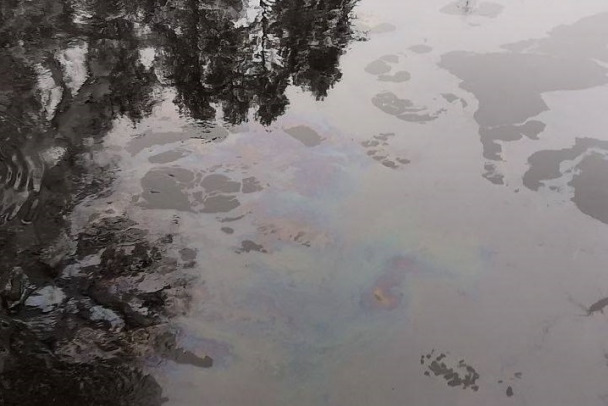 На поверхности реки Вьюн, где нашли следы нефтепродуктов, остаются радужные пленки