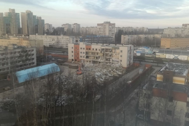 В Сосновом Бору общежитие учебного центра ВМФ при сносе рухнуло на экскаватор