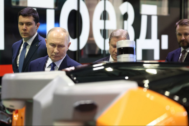 Познакомился с беспилотниками и велел вывести роботов в правовое поле. Путин побывал в депо Москвы