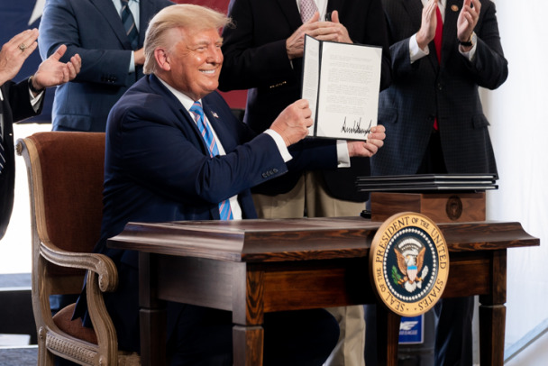 Нобелевский комитет о переданной Трампу премии мира: медаль передать можно, титул нет