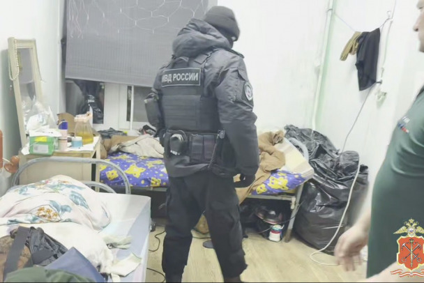 На Апрашке устроили рейд в хостеле, задержаны более 20 человек