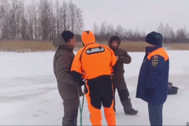Все также выходят на лед. В Ленобласти спасатели продолжают беседы с бесстрашными рыбаками