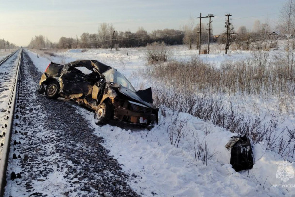 Под Псковом Логан выскочил поезду наперерез. Погибли четверо