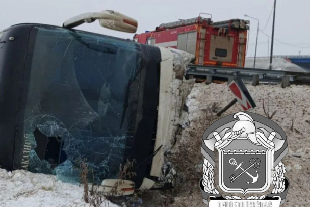 До переворота на виадуке в Кингисеппе заказной автобус вез рабочих из Усть-Луги в Петербург