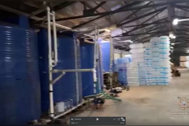 Под Гатчиной нашли завод паленого спиртного, где левый алкоголь разливали тоннами