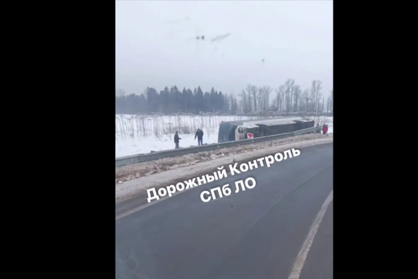 Автобус с пассажирами перевернулся на въезде на Алексеевский виадук в Кингисеппском районе - видео