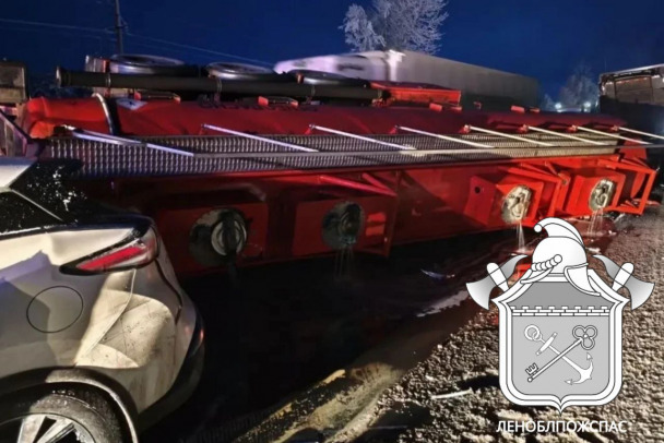 Бензовоз, попавший в аварию на Коле, вез 30 тонн топлива. Часть вытекла