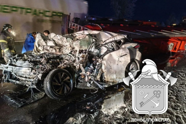 Бензовоз раздавил легковушку на Коле. Два человека погибли