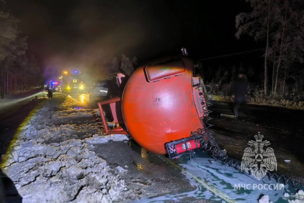 Видео: Как поднимают цистерну с бензином после ДТП на Коле