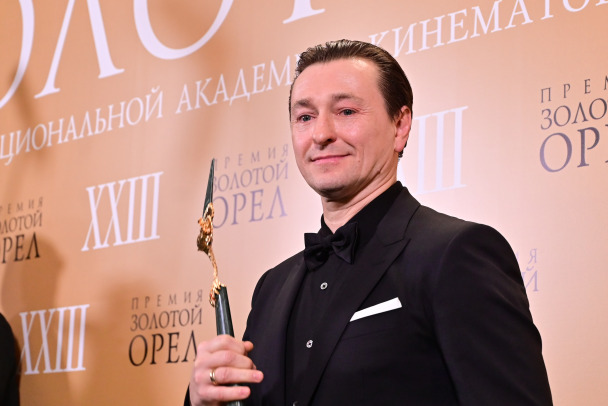 Актер Безруков отсудил компенсацию у продавца масок со своим лицом