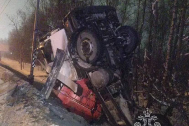 На Мурманском шоссе у Разметелево перевернулся бензовоз, топливо откачали