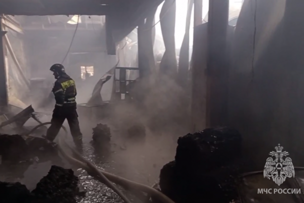 Спасатели продолжают работать на месте сгоревшего ангара в Тельмана
