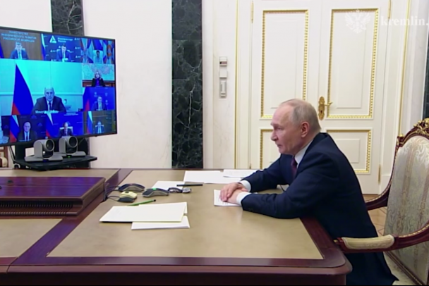 Путин потребовал быстрее запускать систему выплаты семьям единого пособия