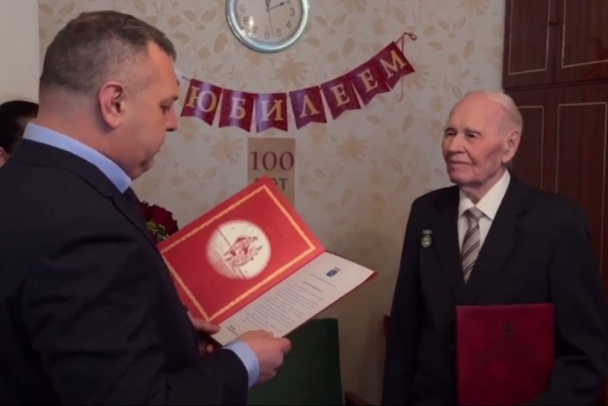 Ветеран из Тосно встретил 100 лет с цветами и поздравлениями