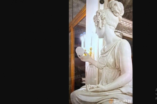 Гость случайно отломал палец статуе в Эрмитаже - фото