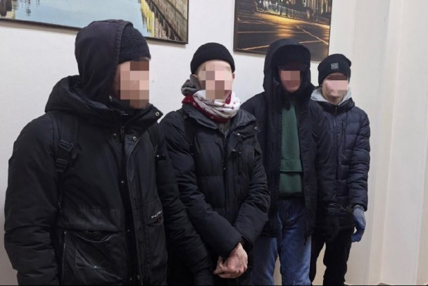 Четверо с камерами и ломом взломали выход на крышу ЖК в Петербурге. Спускались уже без техники и с росгвардейцами - фото и видео