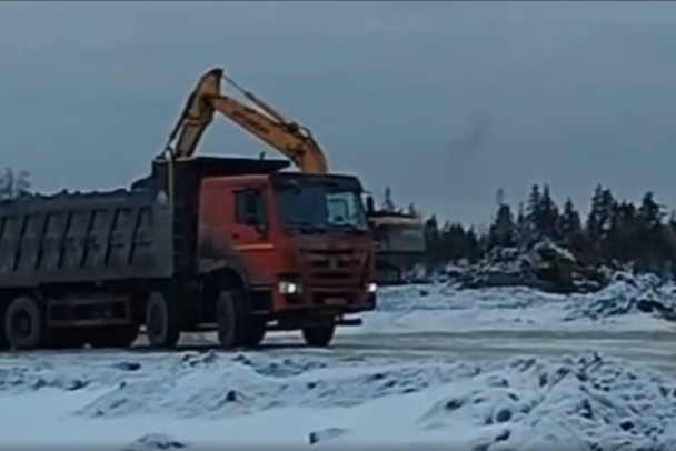 Пока генералы песчаных карьеров сидят, их технику не щадят. Под Выборгом изъяты экскаватор и три самосвала