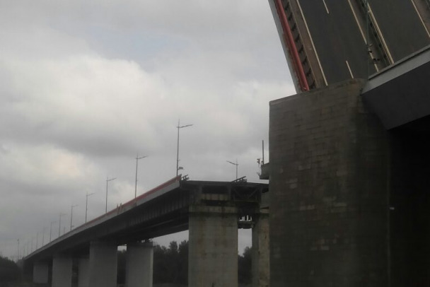 На Ладожском мосту стартует ремонт с ограничениями. Но дорожников может быть не видно