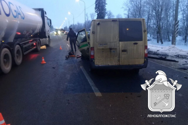 Инкассаторский автомобиль попал в аварию на Нарве. Пострадал водитель