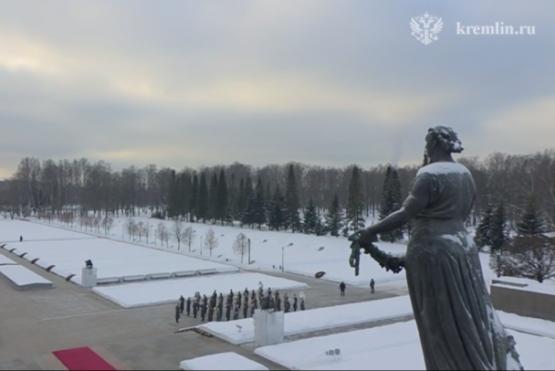 Путин возложил венок к Матери-Родине на Пискаревском кладбище