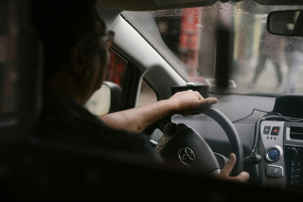 Глава администрации поселка под Петербургом потеряла доверие депутатов из-за договора с сыном-водителем