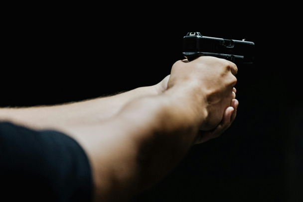 Рецидивист готов был стрелять за кроссовки из торгового центра в Петербурге. Росгвардейцы остановили