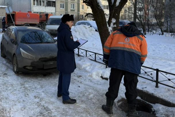 Прокуратура и СК глядят в колодцы. Домуправ новый, но подвалы Тельмана - по колено в нечистотах