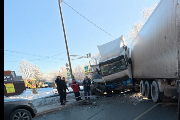 Фура после ДТП полностью закрыла проезд по Киевскому шоссе у Выры - фото