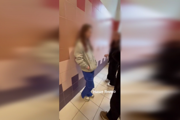 Из-за тебя боли натерпелась. Школьницу в Янино обливали водой, били тряпками и клацали ножницами