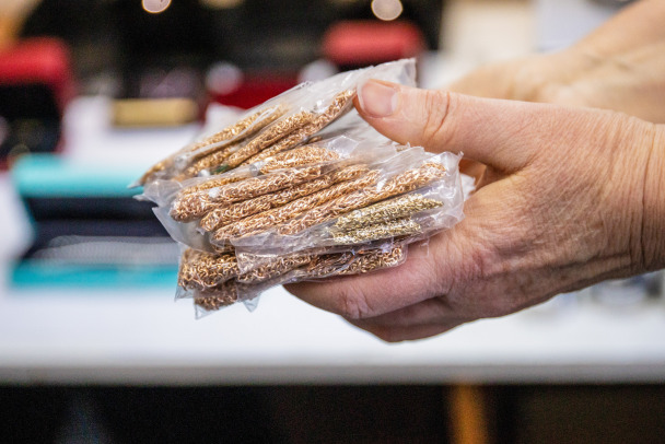 По глупости. Петербурженка поймала домработницу на краже цепочки по фото