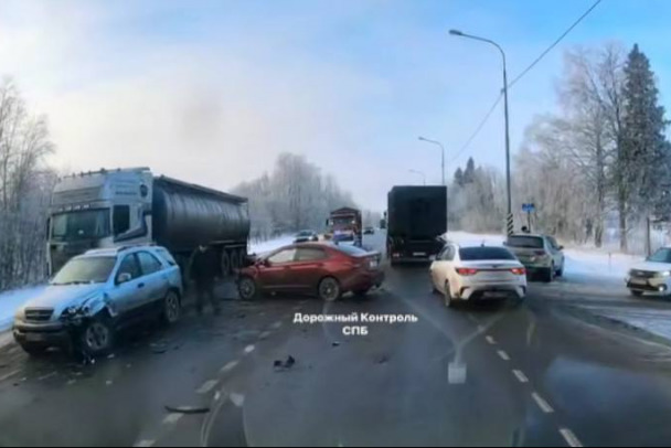 На трассе Нарва разбились три машины, пострадали пенсионерки