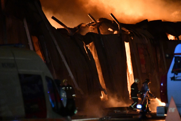 B промзоне Разбегаево тушат пожар на 300 квадратов