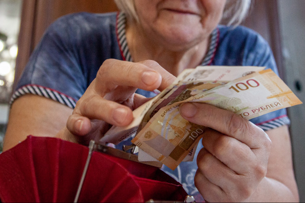 Блокадница в Петербурге отдала дропу 1,2 млн рублей для сохранности