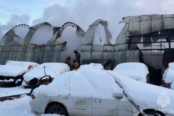 В ангаре с биотуалетами в Русско-Высоцком сгорела машина ассенизаторов
