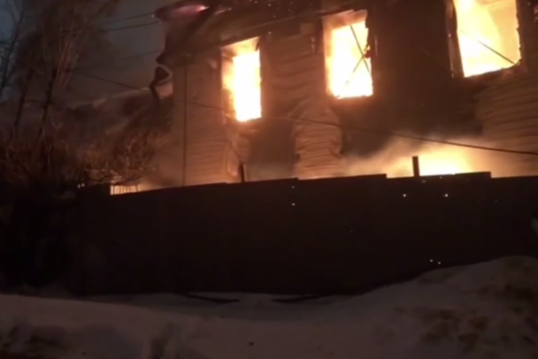 В Подмосковье наледь упала на газгольдер. Сгорели три дома, есть пострадавшие