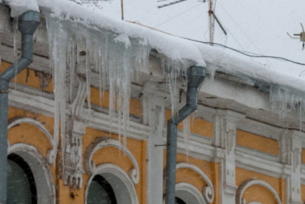 С начала года снег и наледь с крыш убили двух россиян