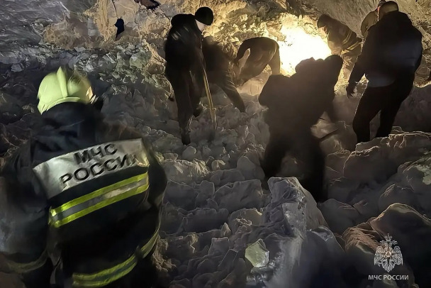 В Югре снег сошел на детей у хоккейной площадки. Один подросток погиб, другой госпитализирован