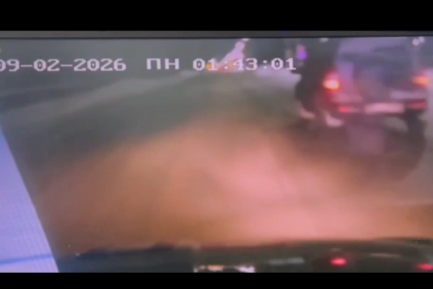 Шевроле с лихачом дала деру от алкомаркета в Тихвине. Остановили выстрелами