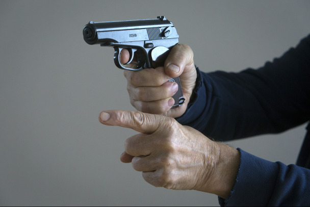 В Кингисеппе арестован эстонец, который заставлял платить за свою работу под дулом пистолета