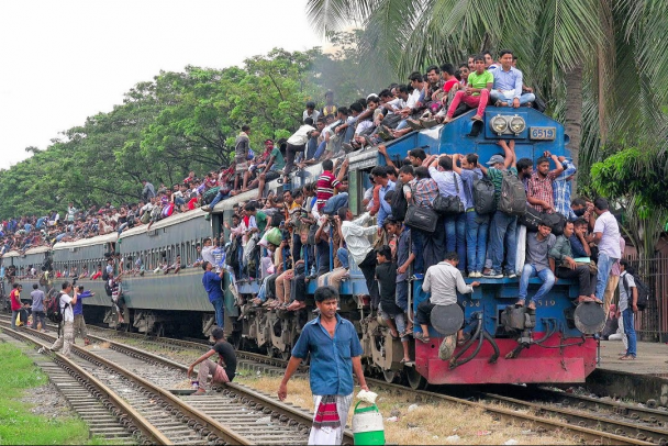 На одного мигранта - тысячи из Индии. Ленобласть встречает трудовую экзотику