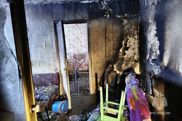 При пожаре в доме в поселке Мыза-Ивановка погибла женщина. А в нескольких километрах горела квартира