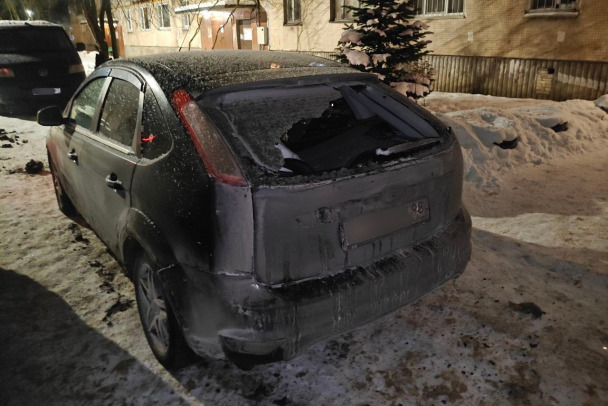 В Ленинском мужчина колотил самокатом по иномарке - фото